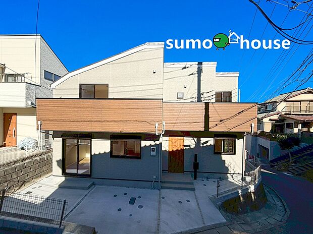 【洗練されたデザイン】まるで一枚の絵画のように、建築そのものが芸術となる住まい。最高峰のデザイナーズ住宅は、素材・空間・光の三位一体によって生み出される静謐と力強さを併せ持つ存在です。