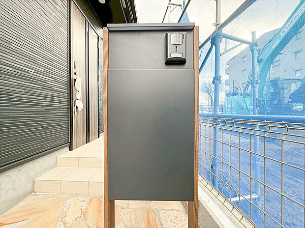【宅配ボックス】ポスト兼宅配ボックスは不在時に荷物の受け取りが可能です。郵送物の到着時間を気にせず過ごせる便利な設備ですね。