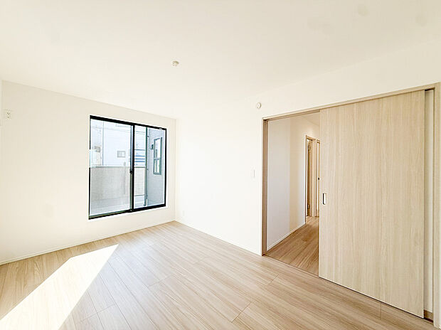 【居室】光が沢山取り込める大きな窓。2面採光なので、日差しを長時間受ける事が出来る暖かいお部屋です。もちろんペアガラスなので、遮音性にも優れ、結露も発生しにくい構造。サッシ周りのカビが発生しにくくなりますね。