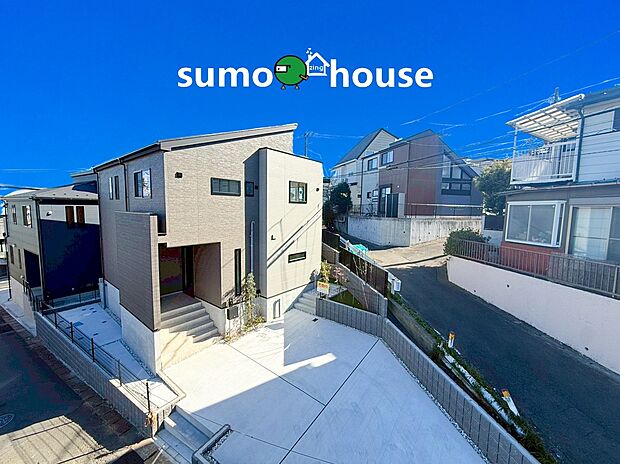 【洗練されたデザイン】2台駐車可能なカースペース（車種によります）。セカンドカー用として、自転車置き場や物置場として、お子様の遊ぶスペースとして、ゆとりある敷地だからこそ可能な多用途にご利用いただけるスペースです。