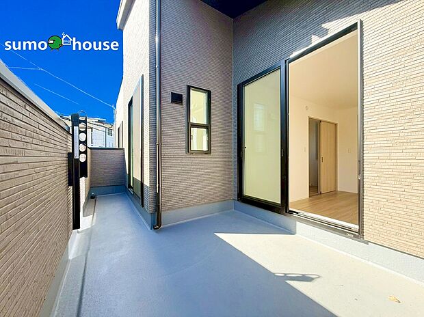 【バルコニー】南に大きく面したバルコニーは太陽の温かな温もりをめいいっぱい受け止めてくれます。太陽の光と爽やかな風を受けたお洗濯物はあっという間に乾き、取りこむ時には太陽の匂いを感じられそうですね。