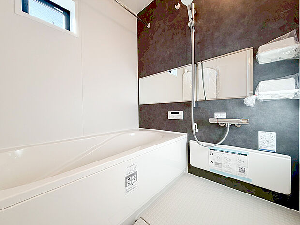 【ユニットバス】ゆったりと寛げる広々1坪バス。殆どの方は足を伸ばして入浴することが可能で一日の疲れを癒す貴重なバスタイムです。お子様とご一緒でも十分な広さなので、リビングとは違った家族団欒のひと時をお楽しみ下さい。