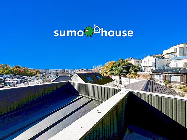 【スカイバルコニー】お洗濯物を干すだけのスペースではもったいない多用途にご利用いただける大型ルーフバルコニーです。天気の良い日にはテーブルとイスを並べて外でお食事なども楽しめ、ご家族憩いの場としてもご利用いただけます。