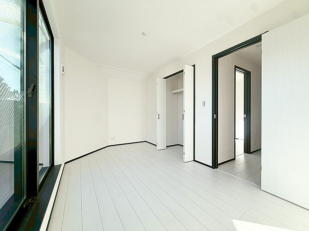 【居室】光が沢山取り込める大きな窓。2面採光なので、日差しを長時間受ける事が出来る暖かいお部屋です。もちろんペアガラスなので、遮音性にも優れ、結露も発生しにくい構造。サッシ周りのカビが発生しにくくなりますね。