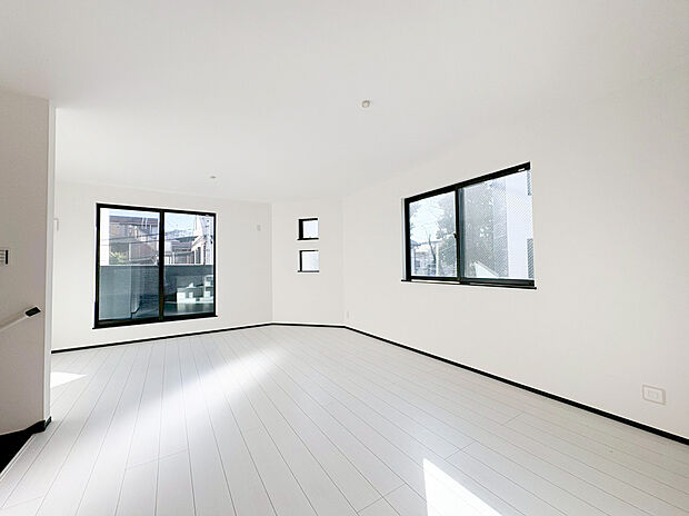 【リビング】大切なご家族が集まるからこそＬＤＫはこだわりたいですよね！休日はおひさまの光をたっぷりと取りこめるリビングでゆったりと過ごしませんか？子供たちが元気に笑いながら走り回っている姿が目に浮かぶ空間です。