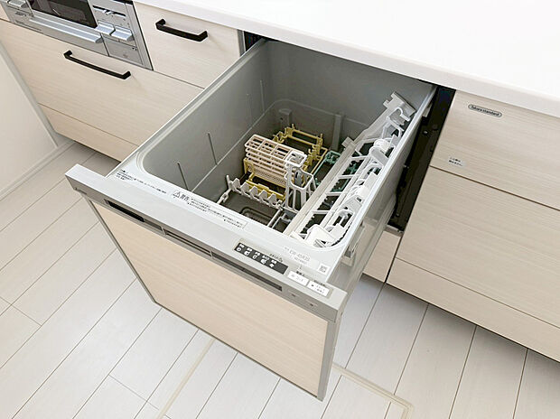 【食洗機】食器洗乾燥機付きで家族の食器もピカピカ。後片付けもラクラクこなせて、環境にもママの手にも優しい設備です。システムキッチン内に納まっているので、お料理の邪魔にもならずスッキリ快適にご利用いただけます。