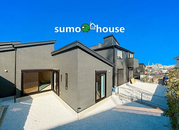 【洗練されたデザイン】周辺の家々から一線を画すモダンで洗練された佇まいです。L字型の建物に囲まれた広い庭スペースは、リビングからそのまま外へ繋がる開放的な造りとなっており、家族でのBBQや趣味の時間を存分に楽しめます。