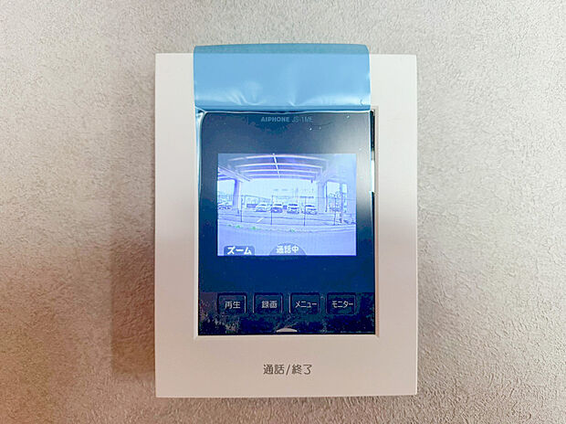 【TVモニター付きインターフォン】ＴＶモニタ付インターホンでセキュリティ面にも配慮。来客を確認できるだけでなく、録画機能で留守中の来訪者の確認ができます！学校から帰ったお子様のお留守番にも安心なセキュリティ設備ですね。