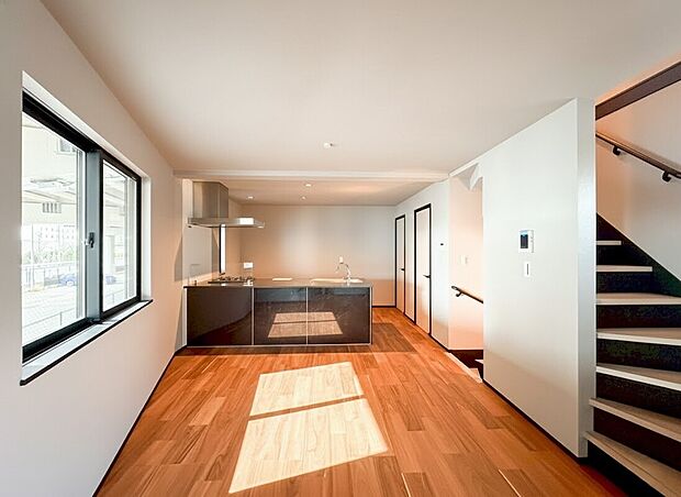 【リビング】キッチンからはリビング全体を見渡せるため、お料理中もお子様の様子を見守ることができ安心です。広々とした設計で、お好みの家具を自由にレイアウトして理想の暮らしを愉しめます。