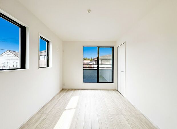 【居室】光が取り込みやすい2面採光の居室。日当たり良好です。しっかりとした大きさのクローゼットを完備し、収納スペースも十分。お子様にとって初めての「自分の部屋」。学習デスクやベッドの配置もラクラクです。