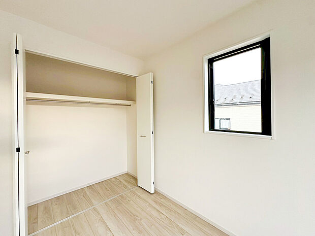 【居室収納】季節を問わずたっぷり収納ができます。冬物の収納にも困りません。お子様のお片付けも上手にできそう。