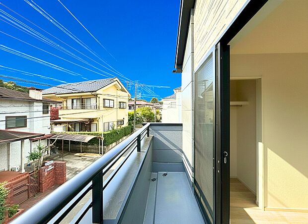 【落ち着いた住環境】お布団やシーツもまとめて干せます。広いバルコニーからたっぷりの光をうけたお布団やシーツから太陽の匂いが感じられます。1日のおわりに嬉しいですね。