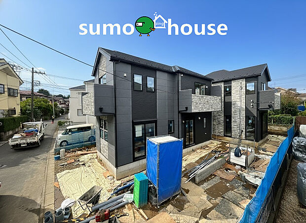 【洗練されたデザイン】2台駐車可能なカースペース（車種によります）。セカンドカー用として、自転車置き場や物置場として、お子様の遊ぶスペースとして、ゆとりある敷地だからこそ可能な多用途にご利用いただけるスペースです。