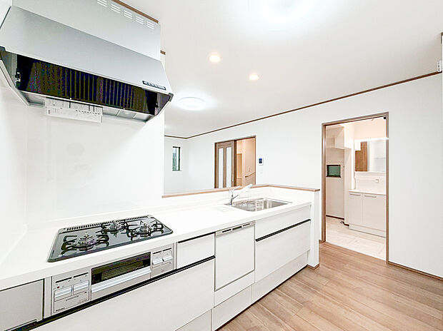 【キッチン】毎日使うキッチンがきれいだとお料理も楽しくなります。収納たっぷりなので調理器具や調味料も出し入れしやすいですね。お子様と一緒にお料理もできます。