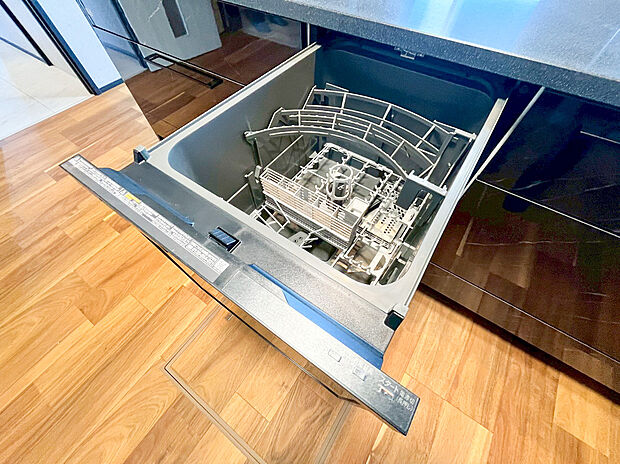 【食洗機】食器洗乾燥機付きで家族の食器もピカピカ。後片付けもラクラクこなせて、環境にもママの手にも優しい設備です。システムキッチン内に納まっているので、お料理の邪魔にもならずスッキリ快適にご利用いただけます。