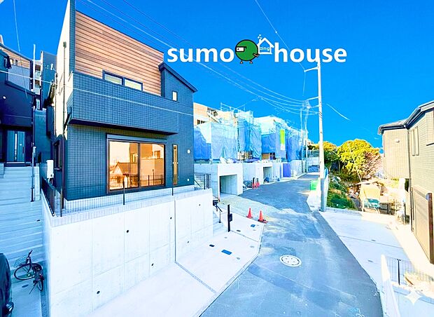 【洗練されたデザイン】全21棟のプロジェクトは空を広く感じる開放的なロケーションが魅力です 。ネイビーのタイル調の外壁に温かみのある木目調を組み合わせた周囲の街並みに映える洗練されたモダンな意匠が邸宅の風格を漂わせます。