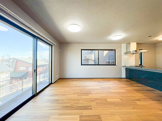 【リビング】キッチンからリビング全体を見渡せる開放的な設計で、家族の笑顔が自然と重なります。窓の外に広がる開放感とともに、四季折々の光を感じながら贅沢な家族時間を育める住まいです。