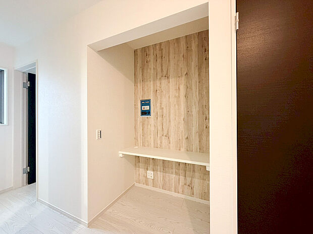 【リビング内カウンター】テレワーク用として、お子様のスタディスペースとして、観賞用のディスプレイとして、いろいろな用途に活用できるカウンタースペース。造作物特有の「おさまりの良さ」が空間をすっきり見せる効果を引き立たせます。