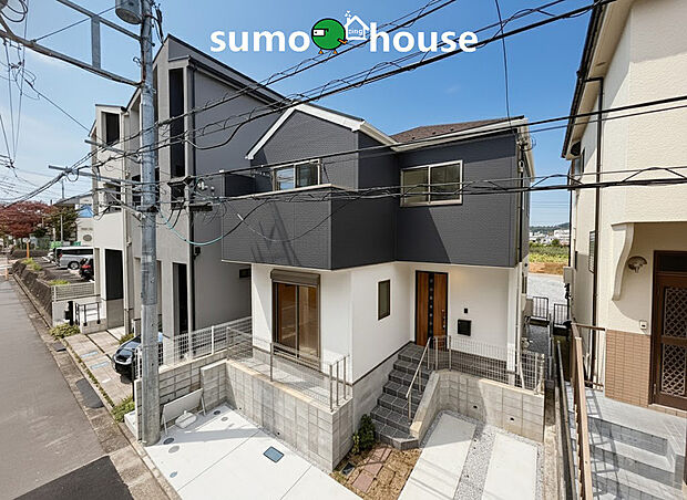 【洗練されたデザイン】ブラックとホワイトのコントラストが美しい、洗練された外観が魅力。広々としたバルコニーでは、開放的な景色を楽しみながらリラックスできます。