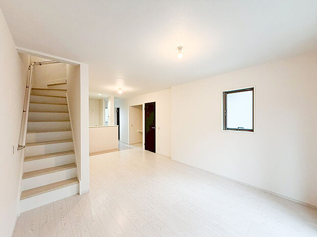 【リビング】大切な家族が集まるからこそこだわりたいLDK。休日はお陽さまの光をたっぷりと取り込めるぽかぽかリビングで過ごしませんか。