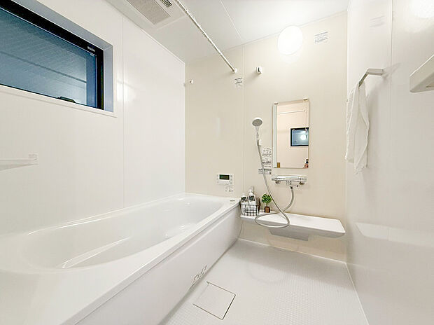 【ユニットバス】白を基調とした明るくクリーンな印象の浴室は、一日の疲れをリセットするのにふさわしい上質な空間です。 天候を気にせず洗濯物を乾かせる浴室乾燥機や、冬場も快適な暖房機能を完備。