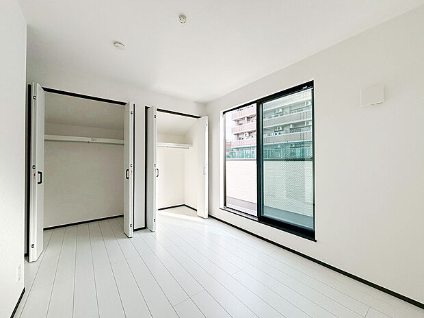 【洋室】光が取り込みやすい2面採光の居室。日当たり良好です。しっかりとした大きさのクローゼットを完備し、収納スペースも十分。初めてのお子様にとっての「自分の部屋」。学習デスクやベッドの配置もラクラクです。