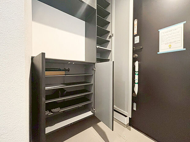 【玄関収納】下駄箱は可動棚タイプになっていますので、脚の長いブーツや長靴もたっぷり収納いただけます。いつも気持ちよくご家族をむかえられるよう、玄関下駄箱収納をフル活用してスッキリとした玄関を保ってください。