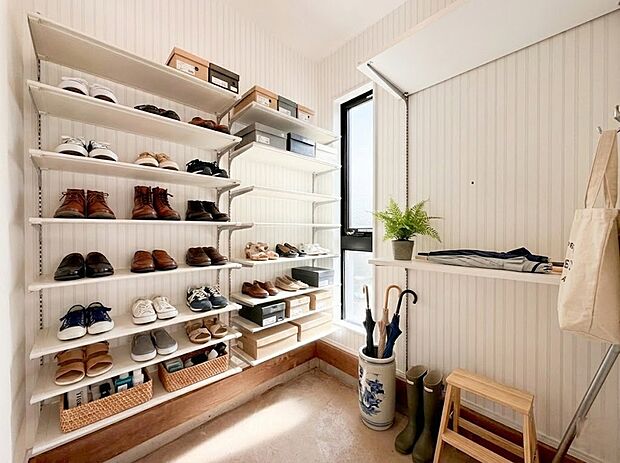 【大型シューズインクローゼット】大容量のウォークインシューズクローゼットが嬉しい住まい。ご家族全員の靴はもちろん、お子様のおもちゃやベビーカー、パパのゴルフバック、カー用品などかさ張る物もスッキリ。(家具等はCGです)