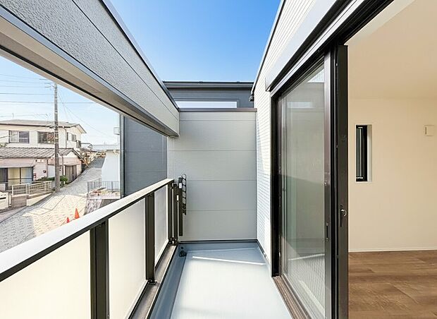 【南側バルコニー】大きく面したバルコニーは太陽の温かな温もりをめいっぱい受け止めてくれます。太陽の光と爽やかな風を受けたお洗濯物はあっという間に乾き、取りこむ時には太陽の匂いを感じられそうですね。