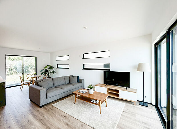 【リビング】家具の配置がしやすい広さを確保しつつ、窓が多い設計は色々な角度から光が取り込めるこだわりの間取りです。明るいリビングで寛ぐ新しい生活をスタートさせてみませんか。(家具等はCGです)