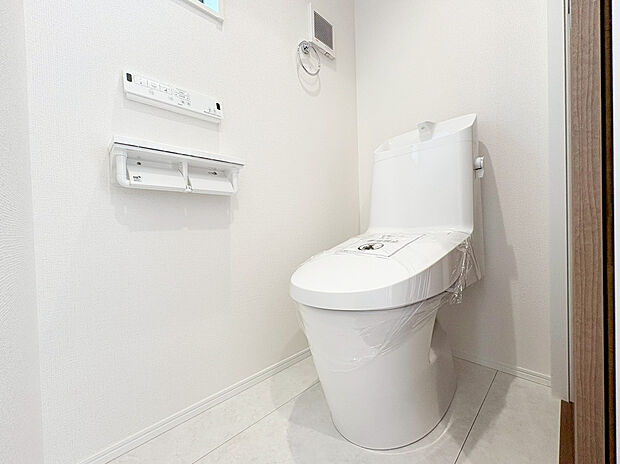 【ウォシュレットトイレ】洗浄機能付き便座を標準装備。冬の寒い時期には暖房機能も活躍。快適にご利用いただけます。