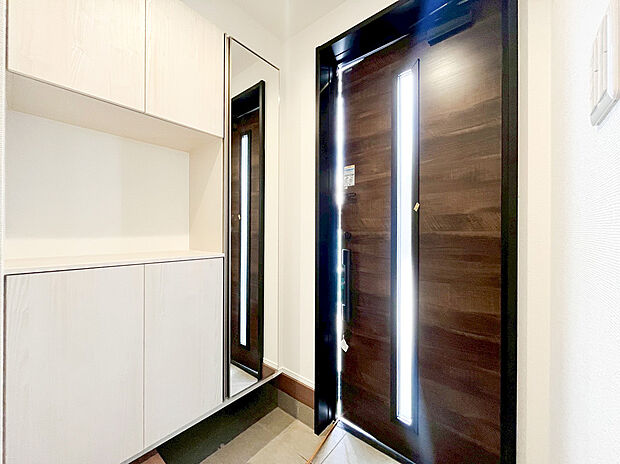 【玄関収納】下駄箱は可動棚タイプになっていますので、脚の長いブーツや長靴もたっぷり収納いただけます。いつも気持ちよくご家族をむかえられるよう、玄関下駄箱収納をフル活用してスッキリとした玄関を保ってください。