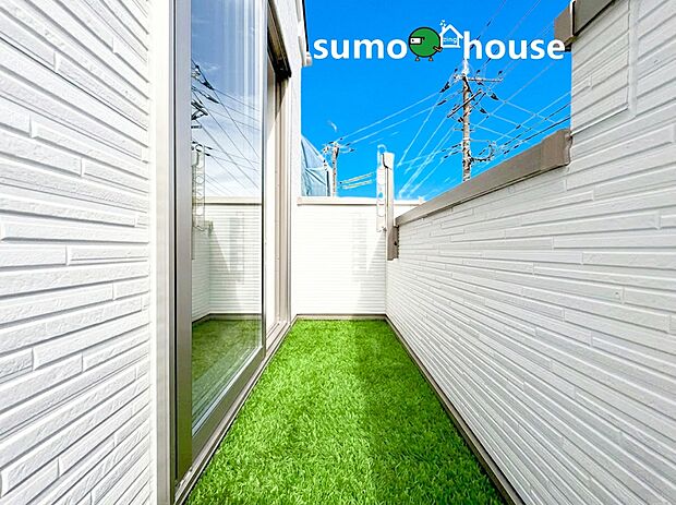 【バルコニー】周囲は高い建物が制限された第一種低層住居専用地域。空が広く感じられる開放感と、落ち着いた住宅街の静寂が魅力です。(外構等はCGです)