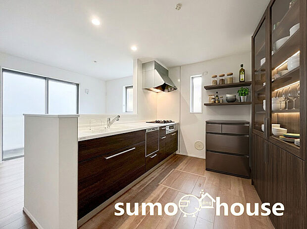 【キッチン】リビングで遊ぶお子様を見守りながらお料理が出来る対面式カウンターキッチンは、料理をしながらでもご家族との会話を楽しめ、大切なご家族をいつも身近に感じられますね！(家具等はCGです)