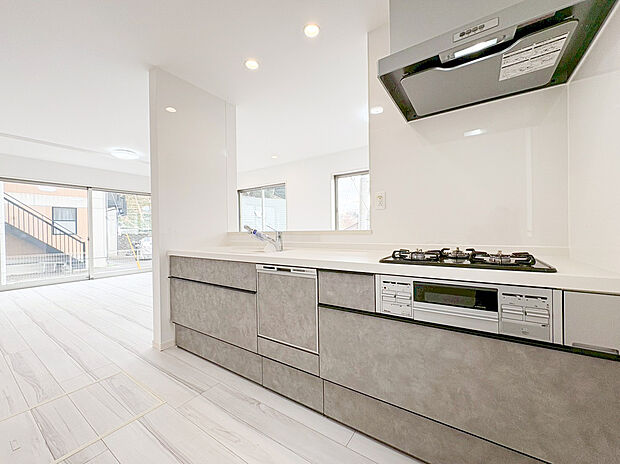 【システムキッチン】新しいキッチンは食事の支度が捗ります。お手伝いをしてくれるお子様と並びながら準備や片付けが出来るキッチンは、ご家族のコミュニケーションを育む場として活躍します。何気ない時間ですが、大切にしたいですね。