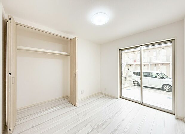 【居室収納】全居室には大型の収納クローゼットを完備！普段使いのお洋服や小物はもちろん、季節物のお洋服などもしっかりと整理整頓おしまい頂けます。居室空間をより広く隅々までお使いいただけますね。