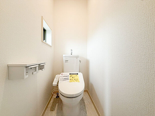 【ウォシュレットトイレ】洗浄機能付き便座を標準装備。冬の寒い時期には暖房機能も活躍。快適にご利用いただけます。