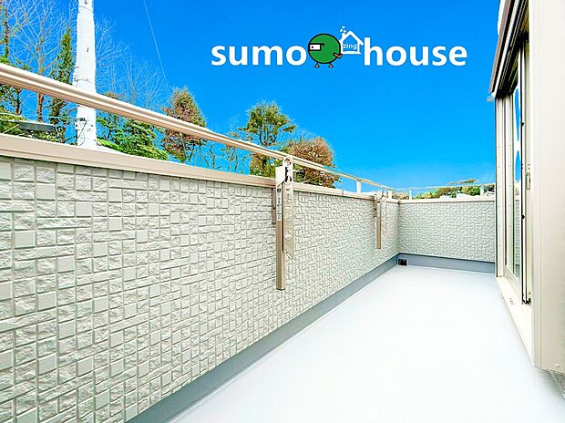 【南に広がるワイドバルコニー】青空が広がる開放的なワイドバルコニーは、毎日の洗濯物はもちろん、ご家族の憩いの場としても最適です 。2階の洋室からフラットに繋がる設計で、心地よい光と風を室内に取り込みます。