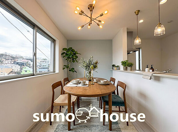 【キッチン】リビングで遊ぶお子様を見守りながらお料理が出来る対面式カウンターキッチンは、料理をしながらでもご家族との会話を楽しめます！大切なご家族をいつも身近に感じられますね！(家具等はCGです)