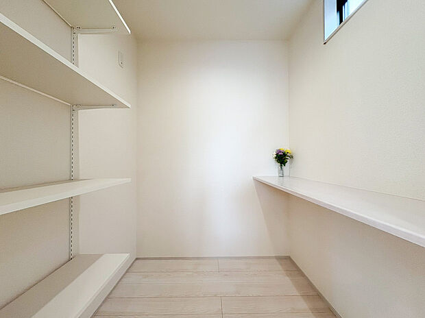 【パントリー収納】キッチン横にはパントリースペースを完備。食べ盛りのお子様がいるご家庭や平日共働きで忙しくなかなか何度も買い物に行けないママにとって非常に便利な収納スペースです。あったらいいなが標準装備の家です。