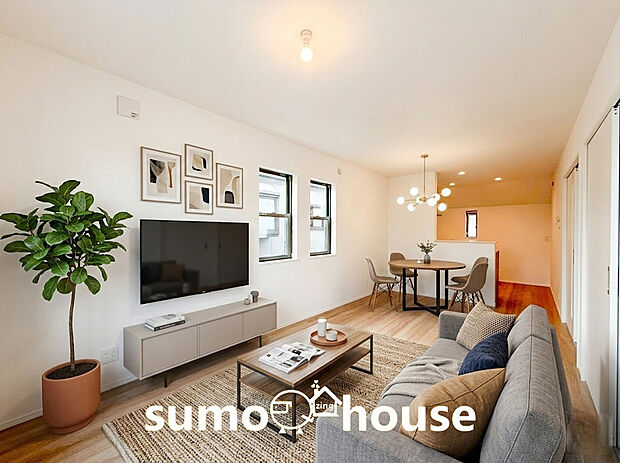 【リビング】キッチンからリビングの先まで真っ直ぐに視線が抜ける、開放感あふれる設計です。バルコニーに続く大きな掃き出し窓が、室内をより広く、明るく見せてくれます。(家具等はCGです)