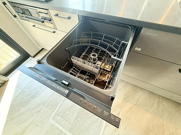 【類似仕様内観施工例(食洗機)】食器洗乾燥機付きで家族の食器もピカピカ。後片付けもラクラクこなせて、環境にもママの手にも優しい設備です。システムキッチン内に納まっているので、お料理の邪魔にもならずスッキリ快適にご利用いただけます。