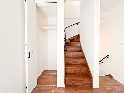 階段まわりの内観