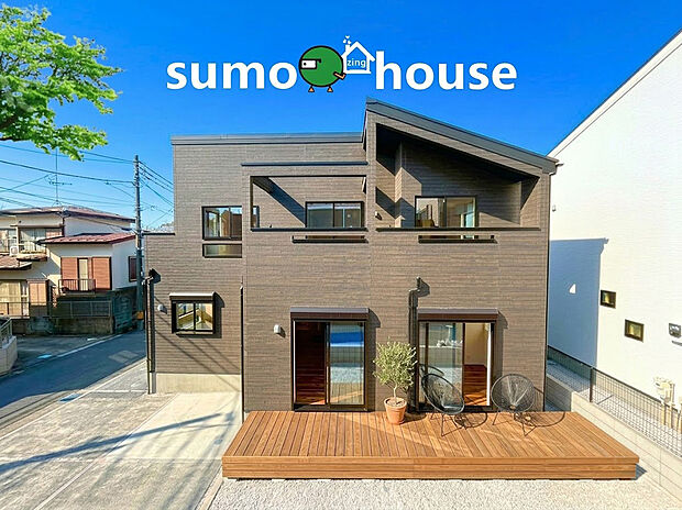 【洗練されたデザイン】周囲に圧迫感がなく、大きな窓からはたっぷりの陽光が差し込みます。 建物前面はゆとりあるスペースを確保しており、開放的な暮らしを実現。(外構等はCGです)