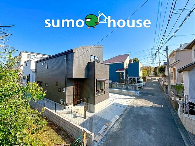 【落ち着いた住環境】落ち着いた住宅街に誕生した家族の絆を育む全2棟です。玄関前にはカースペースがあり雨の日のお買い物や小さなお子様とのお出かけもスムーズ。外壁には汚れが目立ちにくく重厚感のある素材、美しさが長持ちします。