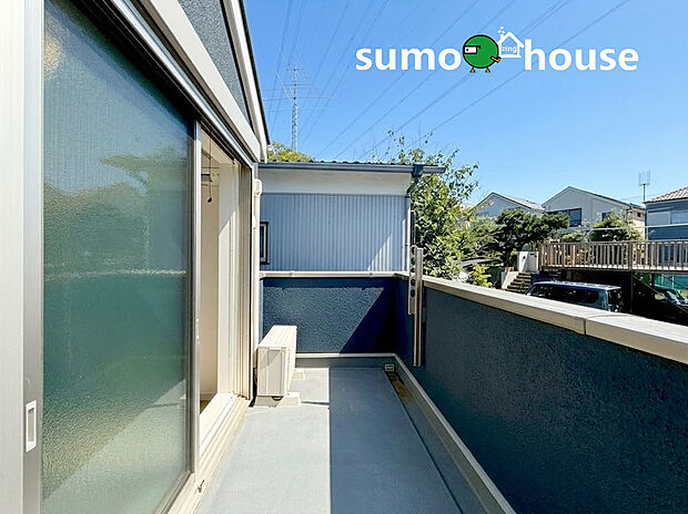 【落ち着いた住環境】陽当り良好なバルコニーは、2つの居室から行き来できる便利な動線が魅力です。周囲の視線を遮る高さの壁がプライバシーを守りつつ、高台ならではの開放的な眺望と心地よい風を届けてくれます。