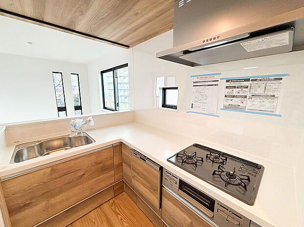 【キッチン】【見守りやすい対面キッチン】 リビング全体を見渡せる開放的なカウンターキッチン。小さなお子様が遊ぶ様子を見守りながら、またテレビを見ながら楽しくお料理ができるスタイルです。