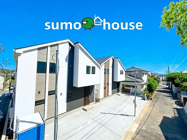 【洗練されたデザイン】落ち着いた色合いをベースに、木の質感をプラスした親しみやすいデザイン 。玄関周りには重厚感のあるダークトーンを配し、プライバシーと安心感を両立させています。(外構等はCGです)