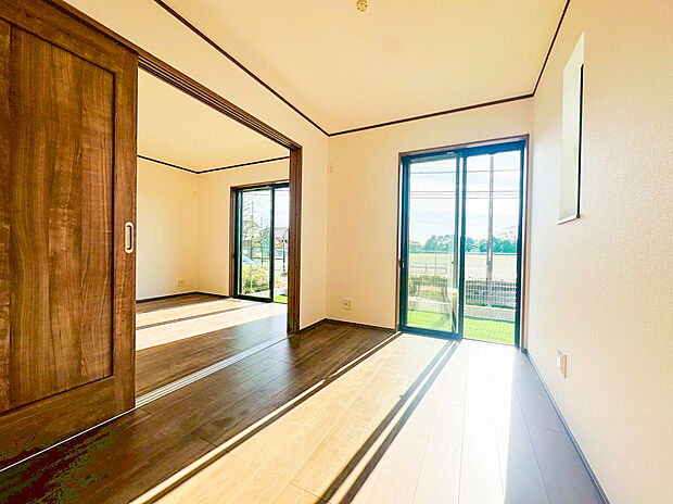 【居室】【隣り合う洋室と繋げて大空間に】リビング横の洋室は、引き戸を開け放てばLDKと一体化した広々空間に！お子様の遊び場やお昼寝スペースとしても大活躍するフレキシブルな間取りです。