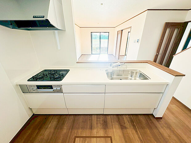 【システムキッチン】リビング対面式のカウンターキッチンですので、出来上がったお料理をカウンターに並べてお子様が運ぶなど、お手伝いの時間も増えそうですね！ご家族と会話をしながらお料理を楽しめ一体感を感じられるキッチン仕様。